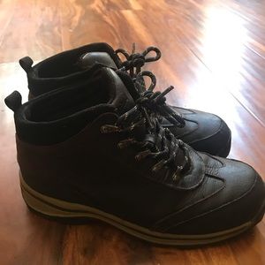 Timberland boy’s leather hiking boots size 5